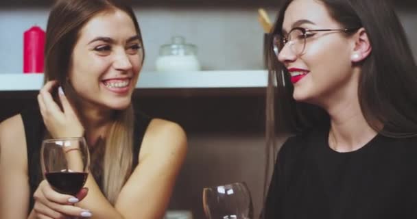 Retrato de tres señoras carismáticas en la fiesta bebiendo vino y charlando entre ellas, tienen un gran humor . — Vídeos de Stock