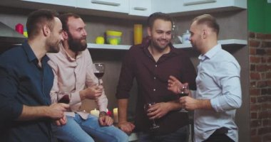 Grup parti iyi vakit birlikte çok etnik adamlar var evde, sohbet ve şerefe kadeh şarap