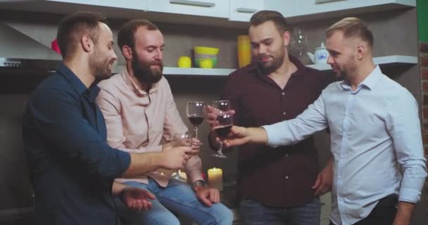 Bom olhar jovens na festa em casa passar um bom tempo com uma empresa amigável, eles bebem brindes de vinho e se sentindo ótimo . — Vídeo de Stock