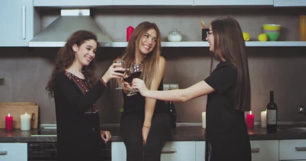 Bastante tres señoritas multiétnicas en la fiesta bebiendo vino y vítores felices sonriendo grandes y sintiendo  . — Vídeos de Stock