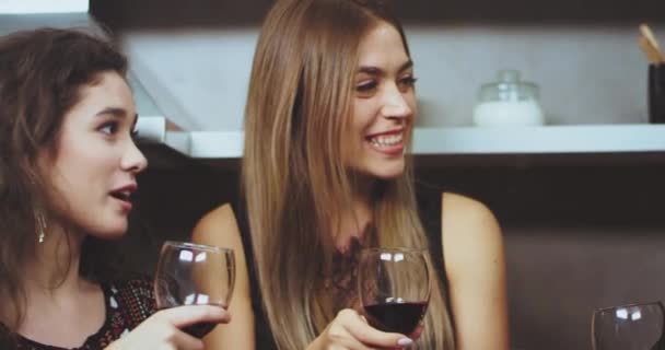 Detalhes close up três jovens mulheres passam um bom tempo na festa bebendo vinho e conversando uns com os outros e vestindo um código de vestimenta preto . — Vídeo de Stock