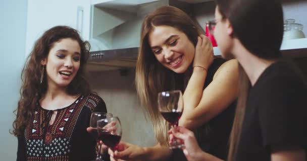Damas multiétnicas en la fiesta bebiendo vino y pasando un buen rato juntos, charlando entre sí y pasando un buen rato . — Vídeos de Stock