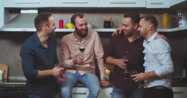 Mutlu ve karizmatik genç çocuklar evde birlikte şarap içme ve büyük, duygu iyi vakit çok etnik grup insan var.