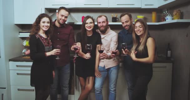 Bor party otthon nagy társaság van egy jó ideje együtt van egy nagy hangulat, mosolygó nagy látszó egyenesen a kamera, és éljen a bor, poharak. 4k — Stock videók