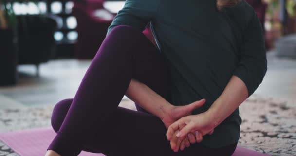 Ung dam med perfekt kropp öva yoga hemma på morgonen stretching övningar att få mer energi för hela dagen. — Stockvideo