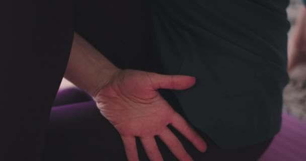 Detalhes de close-up de exercícios de ioga difícil para esticar o corpo, em casa praticando ioga no tapete rosa . — Vídeo de Stock