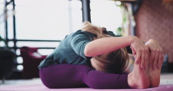 Kvinna på morgonen öva yoga på mattan hemma hon stretching kroppen och har en hälsa livsstil — Stockvideo