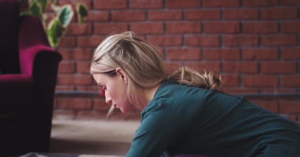 Señora del retrato por la mañana practicando yoga en casa hace ejercicios de estiramiento para el cuerpo, tiene un estilo de vida saludable — Vídeo de stock