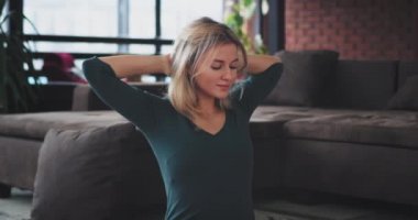 Sabah onu penthouse daire, o vücut ve get enerji için bütün gün germe üzerinde pratik yoga çekici genç bayan portresi.