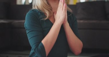Ayrıntılar portre sarışın kadın meditasyon pratik sağlıklı bir yaşam için evde sabah yoga oturma odası modern tasarım