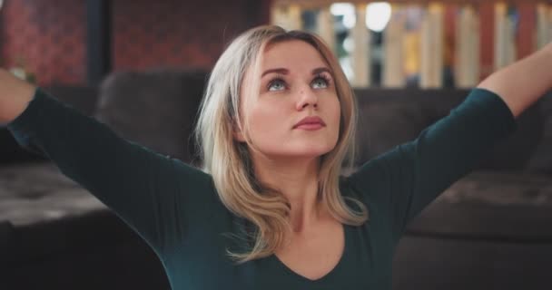 Portret blonde dame met blauwe ogen hebben een meditatie-tijd, zij het beoefenen van yoga-oefeningen in de ochtend voor een gezond lichaam en ziel thuis, penthouse met modern design — Stockvideo