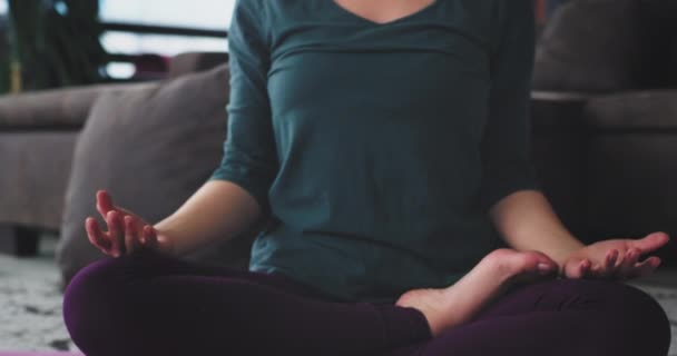 Szczegóły closuep jogi medytacji rano bardzo młoda dama w domu Praktykuje jogę siedzi w dół na macie i spędził czas dla duszy i ćwiczenia — Wideo stockowe
