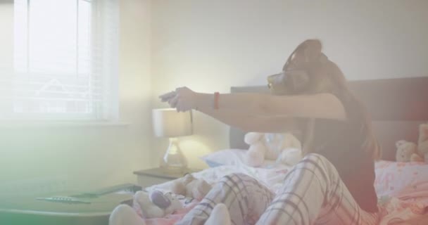 Nueva generación de jóvenes explorando la nueva tecnología de gafas de realidad virtual que juega un juego virtual en su dormitorio muy entusiasta . — Vídeo de stock