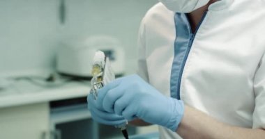 Yüz yordam prp ya da vampirefacial doktor hasta yordamına başlamak için hazır almak için modern teknolojinin closeup ayrıntılar. 4k