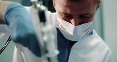 Portre doktor cilt bakım vampirefacial veya prp için yeni bir buluş teknoloji ile çalışan işleminin Mezoterapi show, Olgun kadın hasta, cildi giyen doktor ile bazı sorunları var