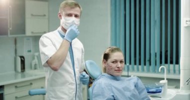 Bir modern klinik odada doktor ve hasta onun Olgun kadın mikro needling bir yordam veya vampirefacial yordam sonra çok mutlu onlar kameranın düz ve mutlu bir büyük gösterilen arıyorum