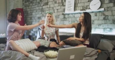İyi görünümlü bayanlar yatakta yatıyordu modern loft daire daire var bir pijama partisi, şampanya içiyor ve birlikte iyi bir vakit. 4k