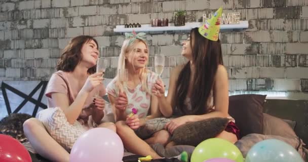 場合飲むシャンパン夢と笑顔誕生日パーティーのための装飾の周りの大規模な近代的なベッドルームで 10 代の魅力的な女性を祝う誕生日パーティー。4 k — ストック動画