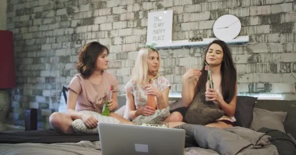 Pijama partisi, çok karizmatik kadınlara var güzel bir konuşma yatağa onlar renkli içki içme defter, bir film izlerken. 4k — Stok video