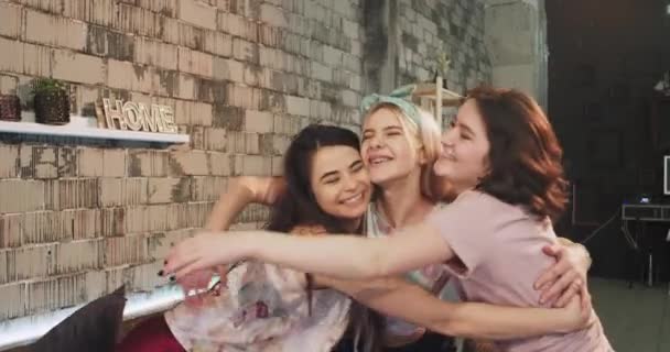 Atrakcyjne Multi etniczne panie mają dobry czas na sleepover party sobie piżamy i ciesząc się razem przytulanie się nawzajem przed kamerą. strzał na czerwonym epickim — Wideo stockowe