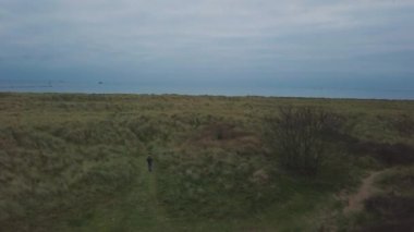 Doğa ve güzel yerleri keşfetmek seyahat turizm aracılığıyla yüksek üstten drone ile video yakalama yeşil alan.