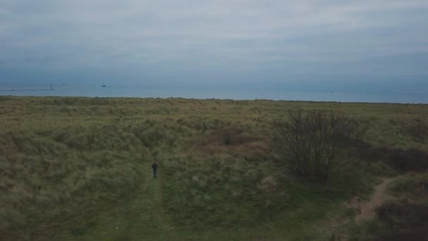 Viaggiare turista attraverso il campo verde catturando video con drone dall'alto, esplorare la natura e luoghi bellissimi . — Video Stock