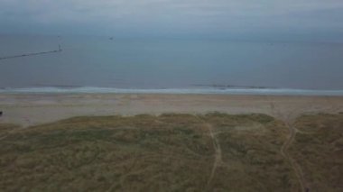 Bir yeşil alan ve bir sonbahar gününde dron, hava video yakalama plajı ile deniz yan.