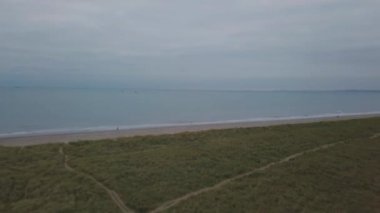 Bir yeşil alan ve deniz tarafında büyük güzel manzara plaj yakalama video drone ile havadan.