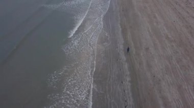 Hava video dron deniz manzaralı büyük bir plaj ile üstten yakalama ve kişi sabah çalışmıyor.