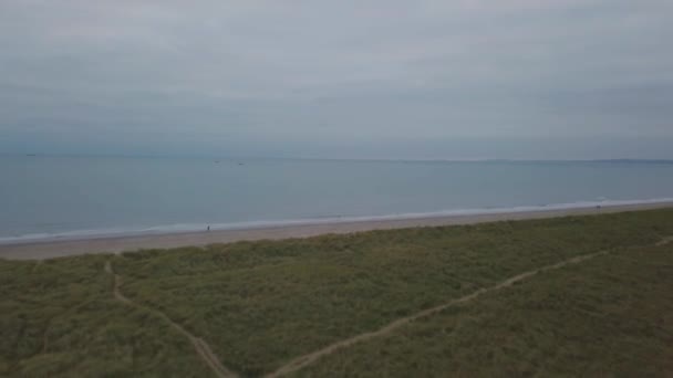 Bela paisagem de um campo verde e do lado do mar com grande praia captura de vídeo com drone do ar . — Vídeo de Stock