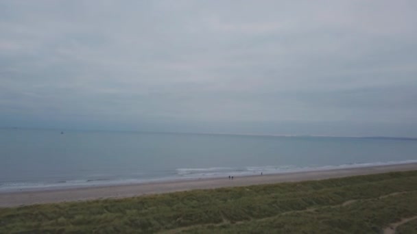 Dall'alto drone vista di un mare e una grande spiaggia con un campo verde . — Video Stock