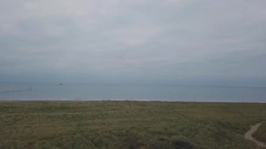 Video güzel Deniz Manzaralı, dron video--dan soluduğumuz hava yeşil bir alana drone ile video yakalama.