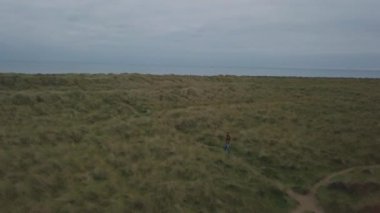 Yalnız dünya ve doğa yalnız, keşfetmek bir çanta drone ile hava alarak video yeşil alan seyahat turizm.
