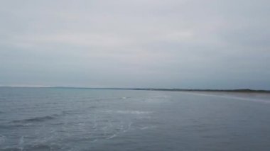 Denizin üzerinde havadan video alarak şaşırtıcı mavi renk harika deniz manzaralı.