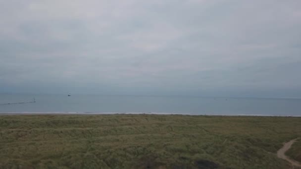 Video captura de vídeo con dron de un campo verde con hermosa vista al mar, dron de vídeo desde el aire . — Vídeos de Stock