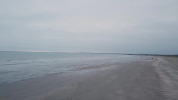 惊人的海滩和海景美丽的风景, 步行的人通过海滩拍摄的无人机从空中的视频, 惊人的蓝色大海. — 图库视频影像
