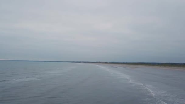 Captação de vídeo de um drone sobre o mar incrível azul, com uma grande praia à noite . — Vídeo de Stock