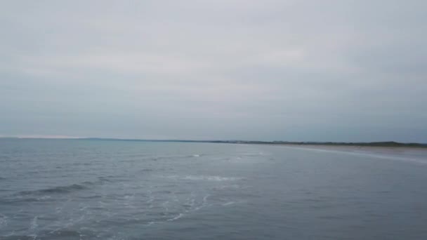Φανταστική θέα στη θάλασσα με εκπληκτικό μπλε χρώμα που παίρνει το βίντεο από τον αέρα πάνω από την θάλασσα. — Αρχείο Βίντεο