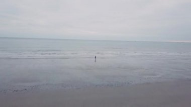 Kayalıklarla video alarak moher dronun manzara inanılmaz büyük bir taş video yakalama.