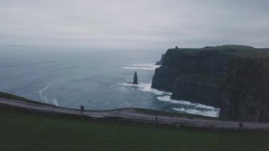 Dronun moher, doğanın güzel manzara kayalıklardan şaşırtıcı yerde video çekimi.