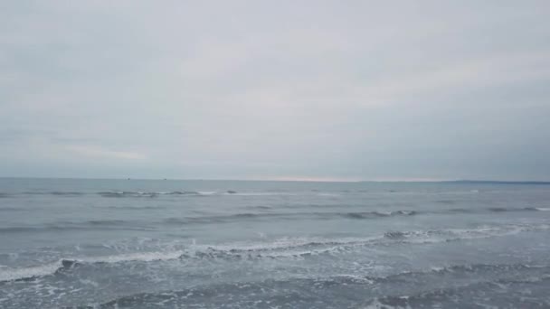 美しい海と風景を驚くべき空気から無人のビデオをキャプチャする高い上からビーチ. — ストック動画