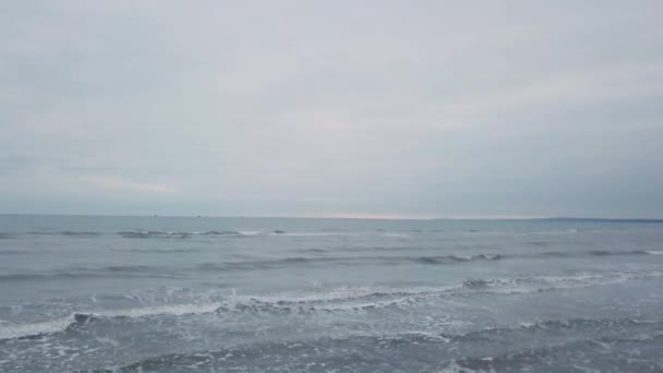 Wunderschönes Meer und Strand von der hohen Spitze Aufnahme Video einer Drohne aus der Luft, erstaunliche Landschaft. — Stockvideo