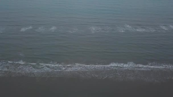 Meerblick mit Wellen, die eine Drohne aus der Luft filmen, atemberaubende Landschaft. — Stockvideo