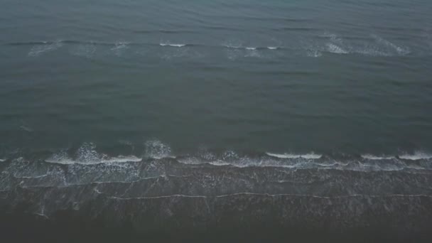 Dans la vidéo plus prise à l'aide d'un drone de l'air capturant au-dessus de la mer avec une grande vague .