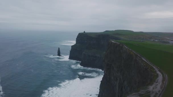 Perfecte landschapsmening van een grote stenen klippen van moher in Ierland drone-videobeelden van de hoge top vastleggen. — Stockvideo