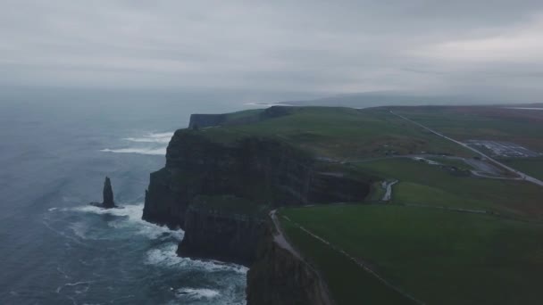 Drohne Video Aufnahme von erstaunlichen Blick auf einen großen Felsen Klippen von moher in irland. — Stockvideo