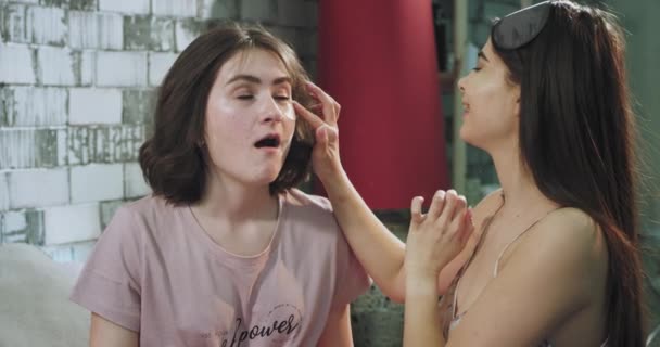 Två bästa vänner på morgonen damer har en skönhets rutin för att få mer fräschare sätta på ansikten en eyepatches. — Stockvideo