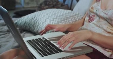 Pijama içinde Notebook Lady yazarak, yatağa aşağı döşenmesi ve uyku gitmeden önce çalışma