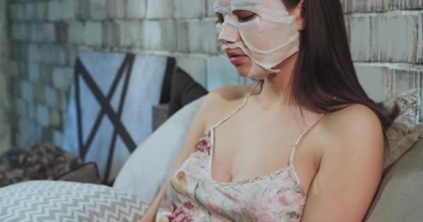 Asiatique dame faire un masque visage et dactylographier sur l'ordinateur portable le matin, elle a une routine beauté — Video