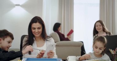 Üç çocuk olgun bir anne arasında dost ilişki, onlar tablet ve modern Gadget kullanarak ödev yaparken birlikte büyük bir zaman harcamak. 4k